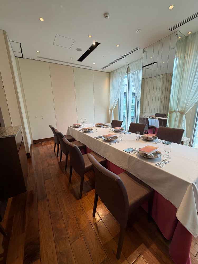 少人数向けとしてレストランの個室も使用できるようです。