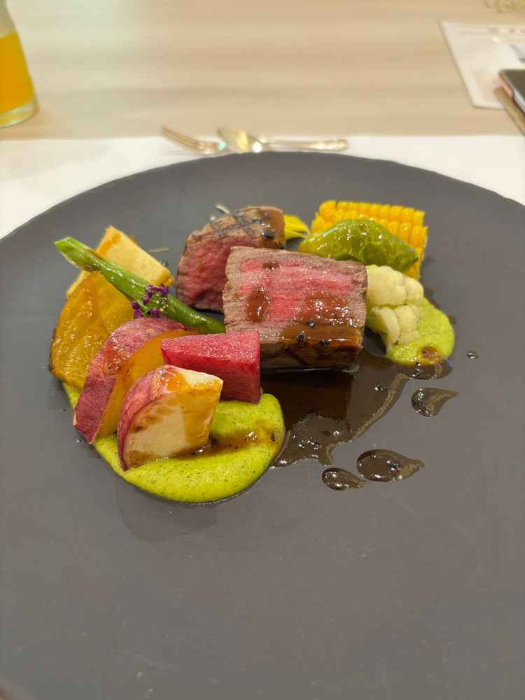 コース料理の一部を試食させていただきました。式に来ていただいた人にも喜んでもらえそうなお味でした。