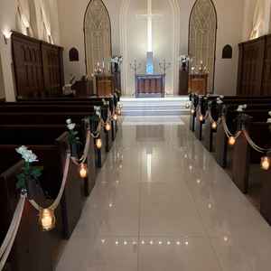 独立型のチャペル。シーンに合わせて照明の明るさを変える。通路の脇にある花は百合の花で匂いがいい。