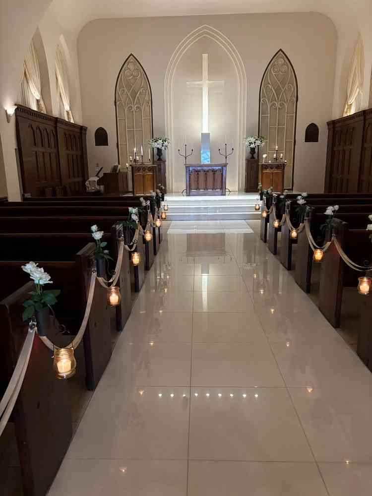 独立型のチャペル。シーンに合わせて照明の明るさを変える。通路の脇にある花は百合の花で匂いがいい。