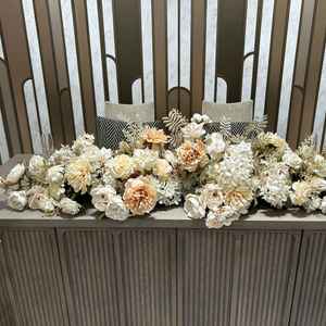 花嫁花婿席のお花は、メインテーブルを華やかに彩ってくれる存在で、写真映えもしそうな印象を受けました。