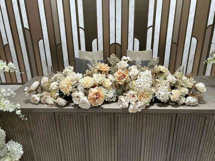 花嫁花婿席のお花は、メインテーブルを華やかに彩ってくれる存在で、写真映えもしそうな印象を受けました。