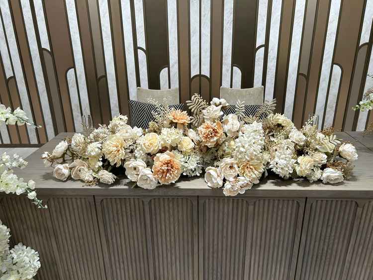 花嫁花婿席のお花は、メインテーブルを華やかに彩ってくれる存在で、写真映えもしそうな印象を受けました。