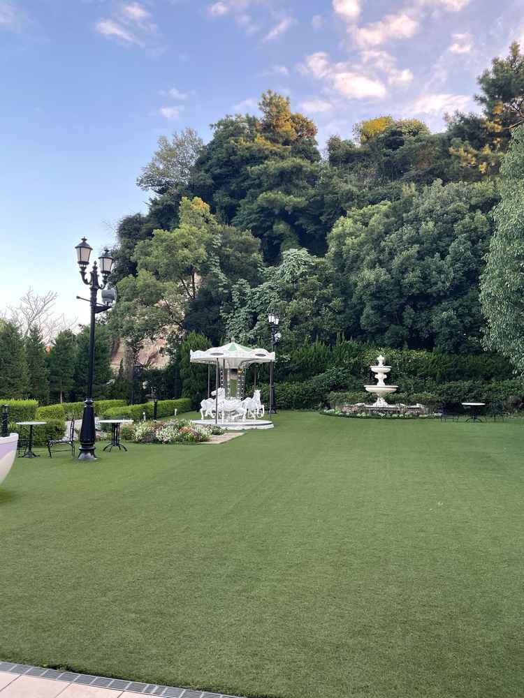 ガーデンテラスの写真。貸切のテラスで意外と静かで良かったです。メリーゴーランドが可愛かった。