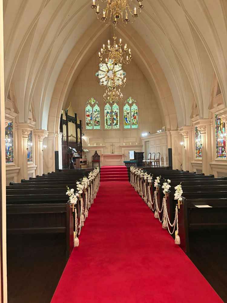 チャペル。赤いレッドカーペットとステンドグラスが綺麗。
