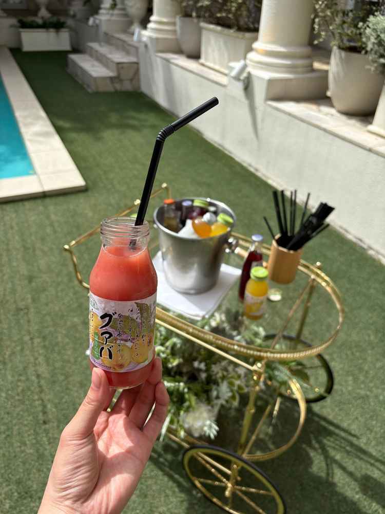 中庭の写真です。晴れの日はこの場所でフリードリンクや乾杯を楽しめそうでした。