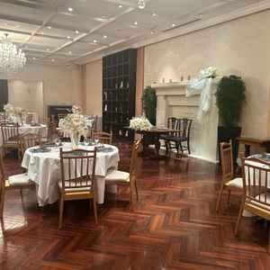 披露宴会場。例えば親族が4〜5名だけだったとしても、周りに丸テーブルを置いて花を飾れば寂しくならない