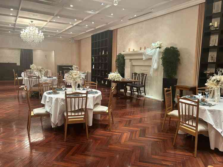 披露宴会場。例えば親族が4〜5名だけだったとしても、周りに丸テーブルを置いて花を飾れば寂しくならない