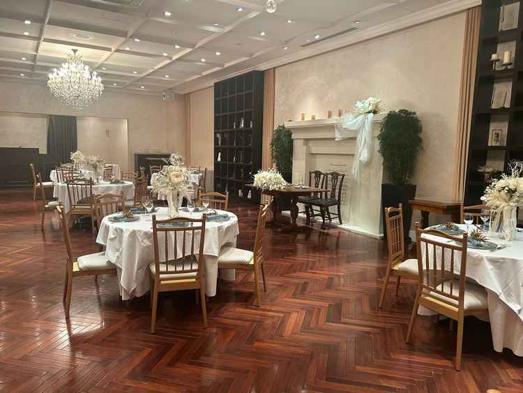 披露宴会場。例えば親族が4〜5名だけだったとしても、周りに丸テーブルを置いて花を飾れば寂しくならない