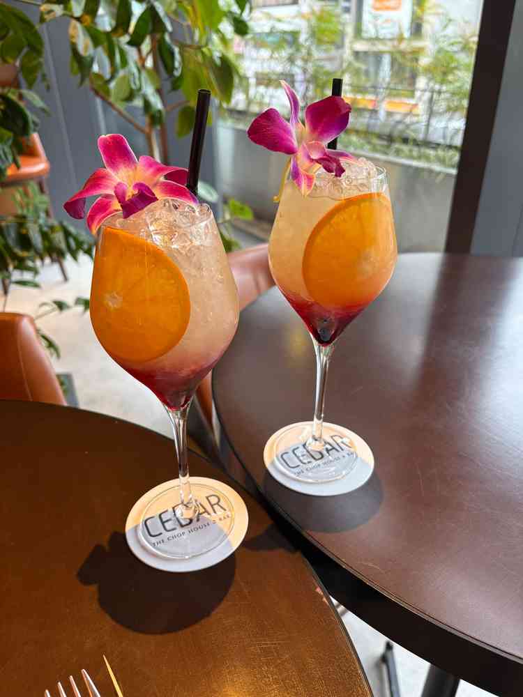 ウェルカムドリンクです。元々がバーのためおしゃれな見た目です。