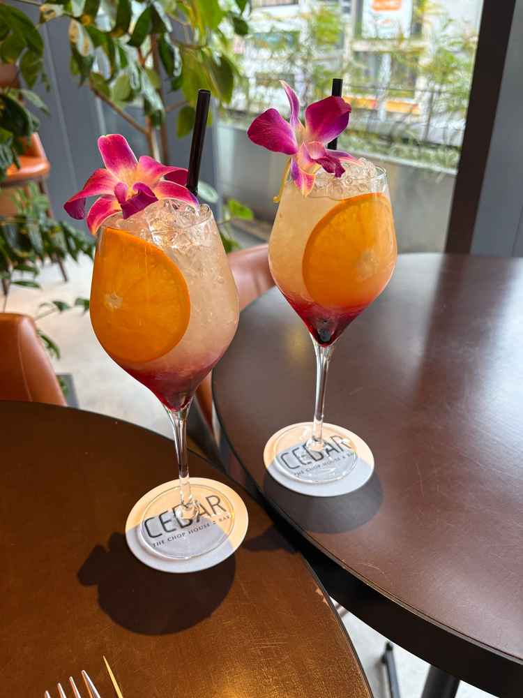 ウェルカムドリンクです。元々がバーのためおしゃれな見た目です。