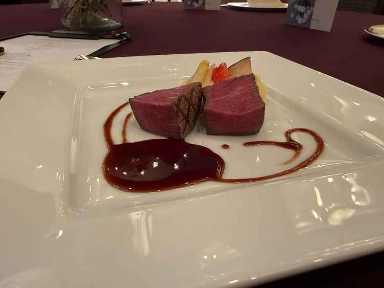メインディッシュの牛フィレ肉。大変柔らかく、美味しかったです。