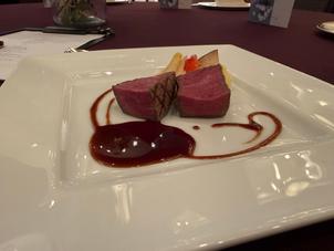 メインディッシュの牛フィレ肉。大変柔らかく、美味しかったです。