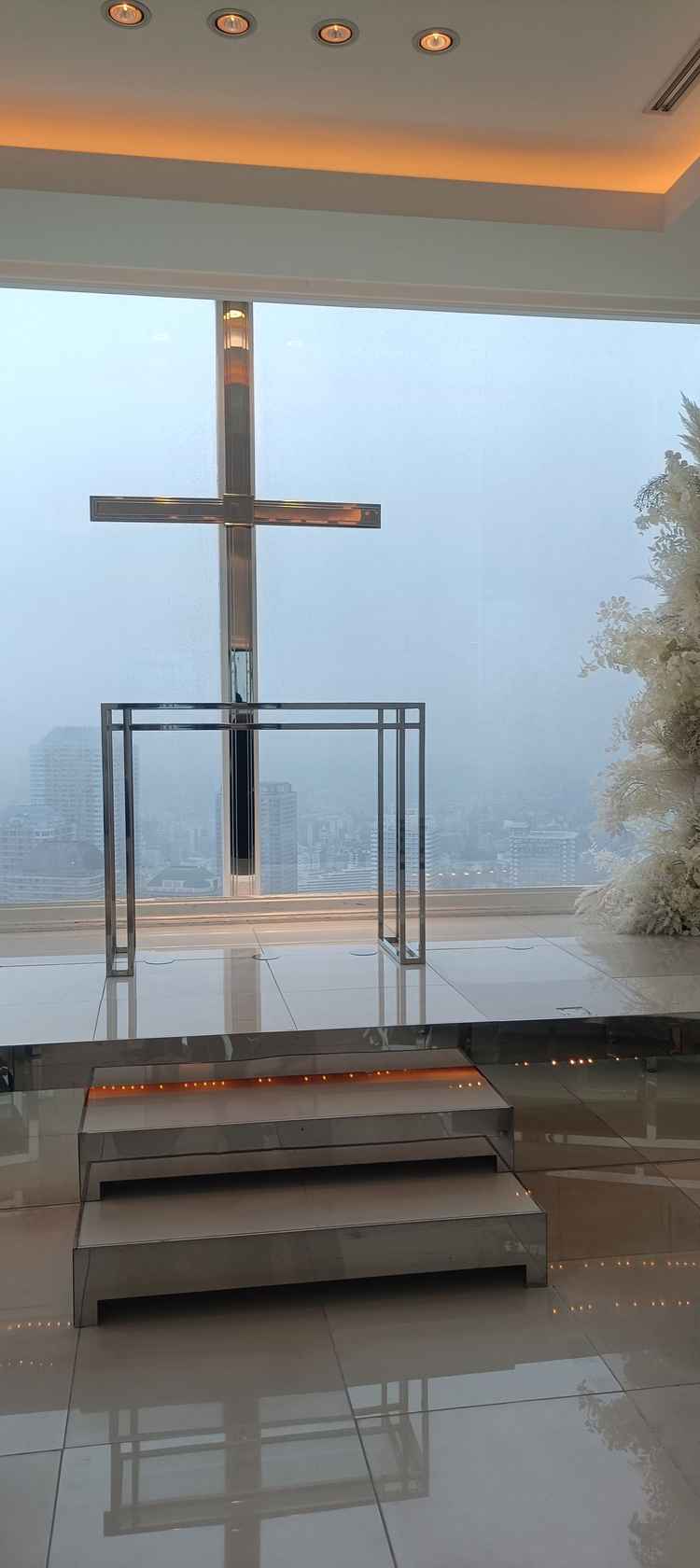 チャペルの祭壇。雨が降ると全く見えない