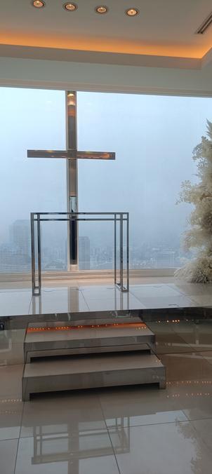 チャペルの祭壇。雨が降ると全く見えない