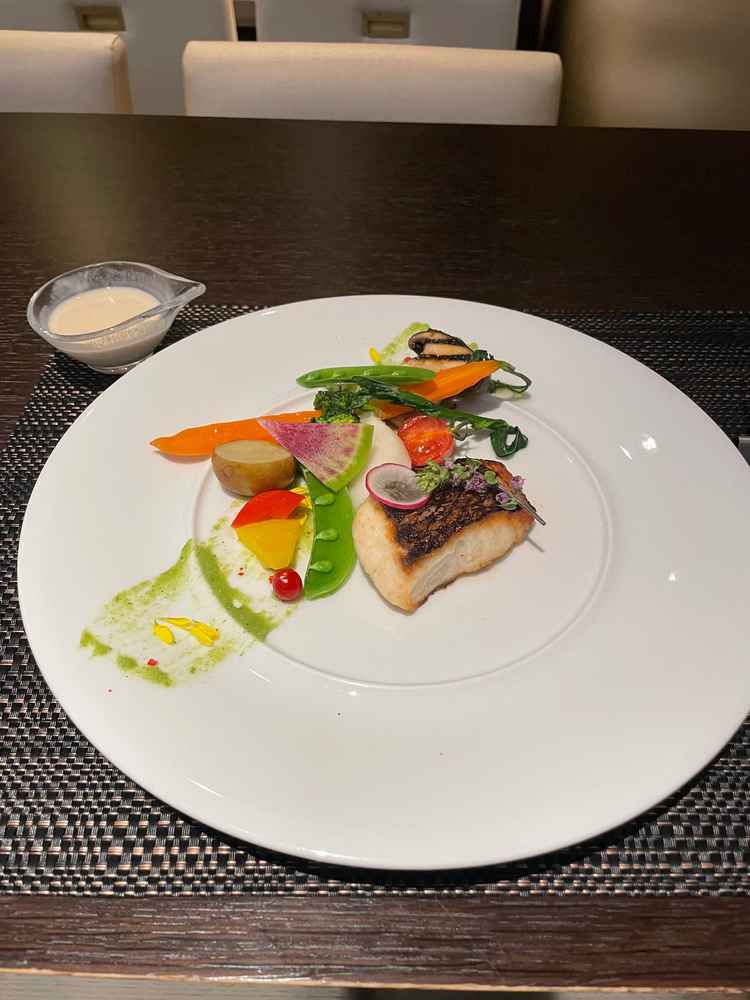 私は牛肉アレルギーのためメインはお魚に変更していただきました。鯛の皮がパリパリで美味しかったです