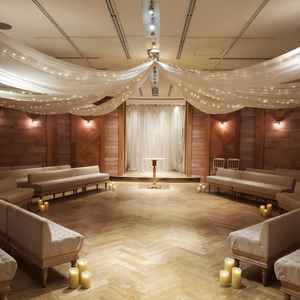 六角形とちょっと変わったチャペル。座席は好きなように配置することができるそう。