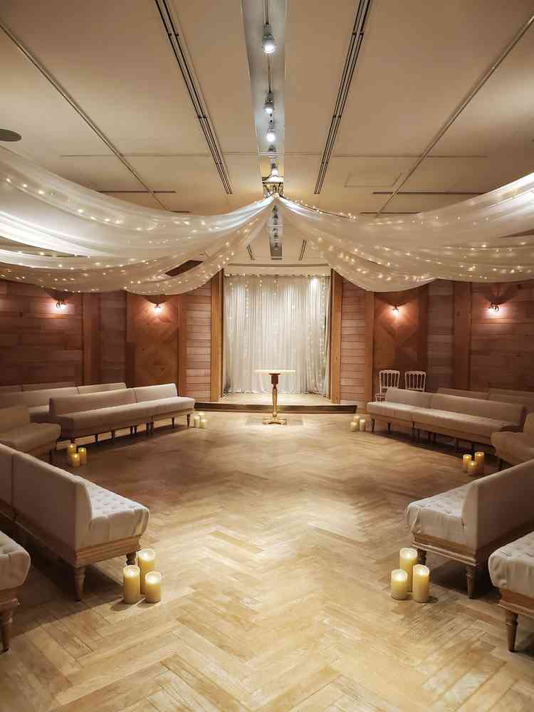 六角形とちょっと変わったチャペル。座席は好きなように配置することができるそう。