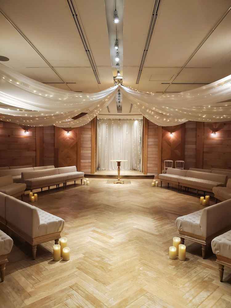 六角形とちょっと変わったチャペル。座席は好きなように配置することができるそう。