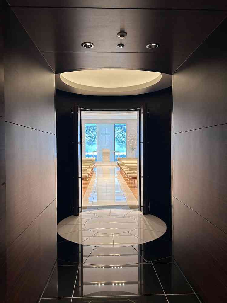 自然光が入りつつも逆光にならないチャペルが素敵であった。