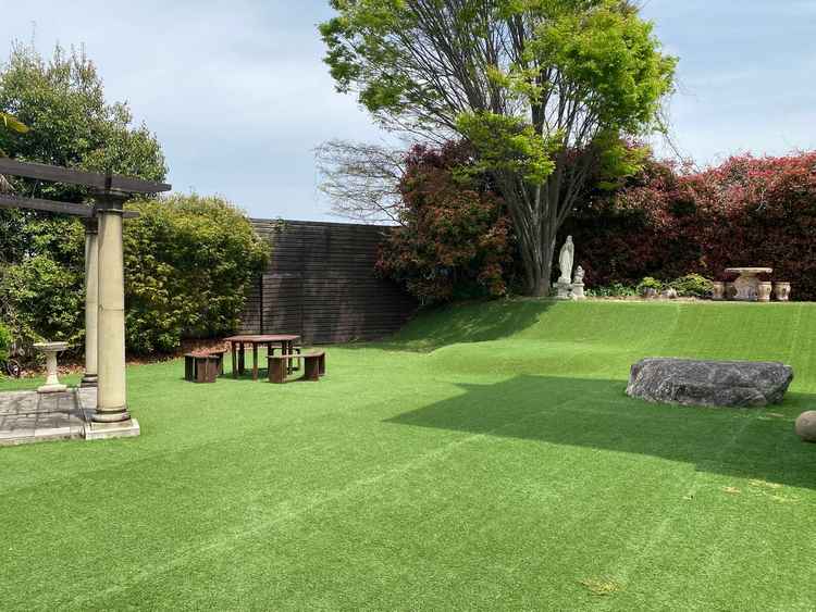 ガーデンのそばに芝生エリアがあり、子供が準備に遊べそうです。みんなとのレクリエーションでも使えそう。