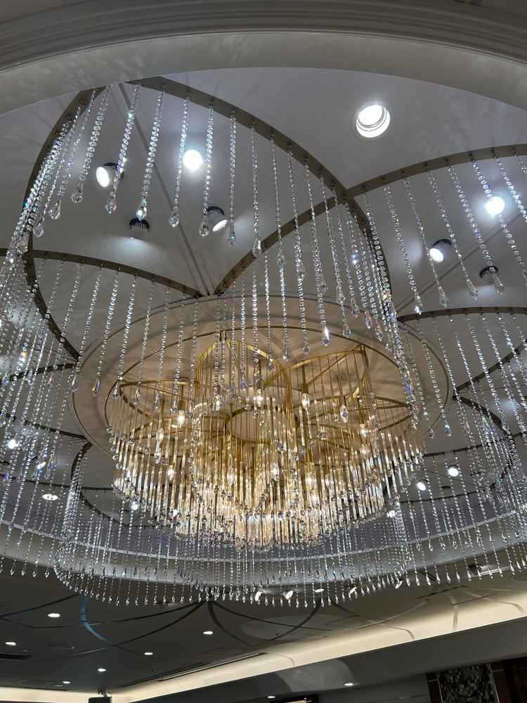 地下１階の親族待合室ホールのシャンデリア。待合室とは思えない豪華さ。