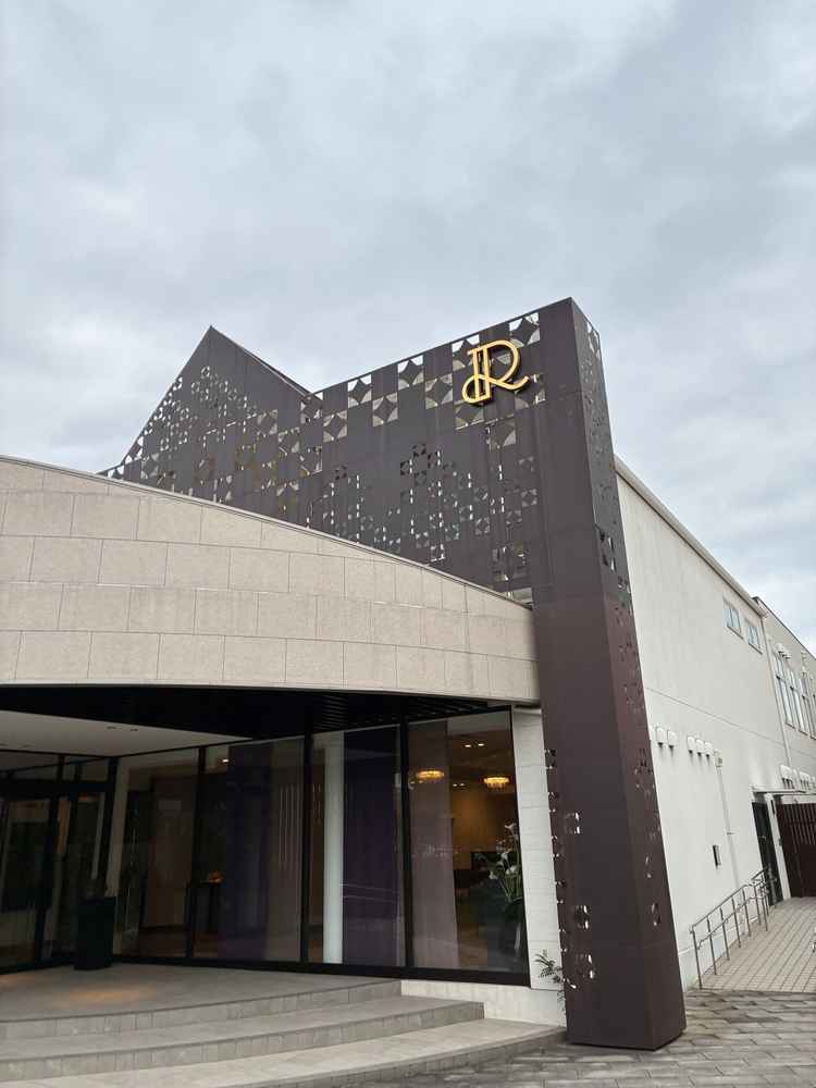 ル・レーヴチャペルの外観。モダンな雰囲気でした。