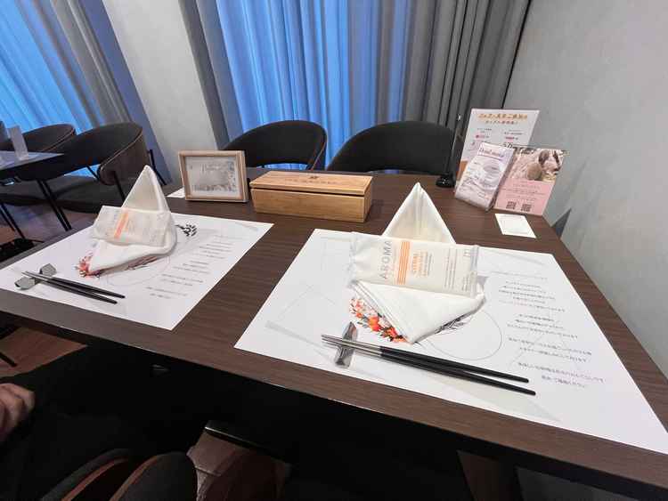 試食もこのサロンで。会場見学中にセットしていただき、マットには名前が入っていて嬉しかったです。