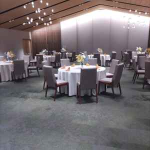 披露宴会場です。落ち着きのある雰囲気で日本庭園を見ながら過ごせます。