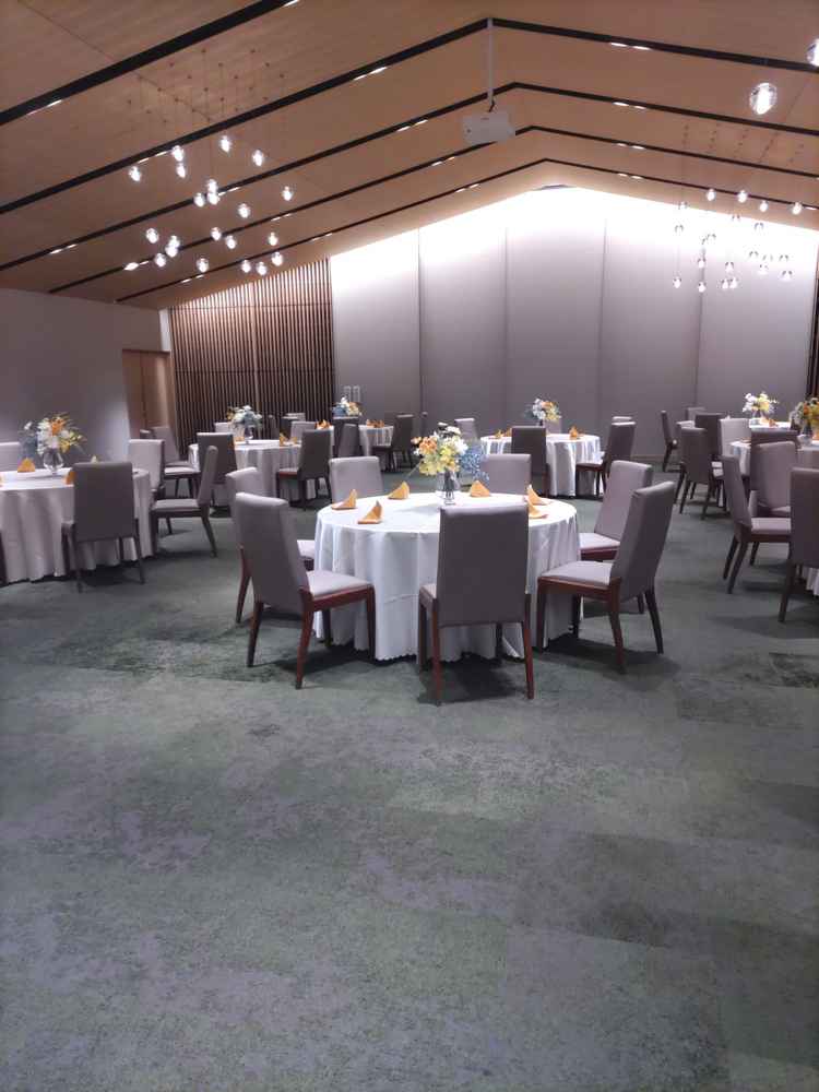 披露宴会場です。落ち着きのある雰囲気で日本庭園を見ながら過ごせます。