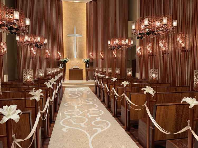 チャペルの内観です。入った瞬間にキャンドルとお花の香りがして、印象的でした。