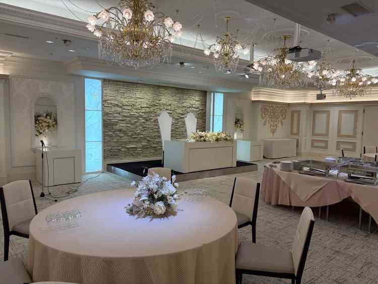 披露宴会場。ここは結構人気らしい。柔らかくて明るい雰囲気がすてき。