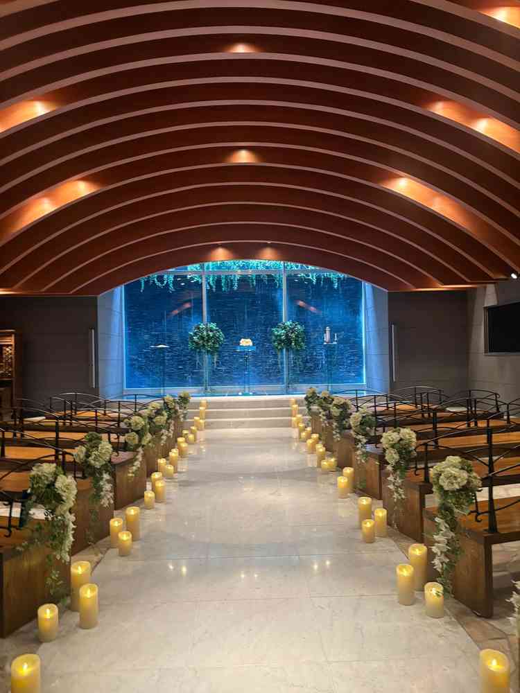 挙式会場。キャンドルの灯りが映えるシンプルな色合いの会場でした。