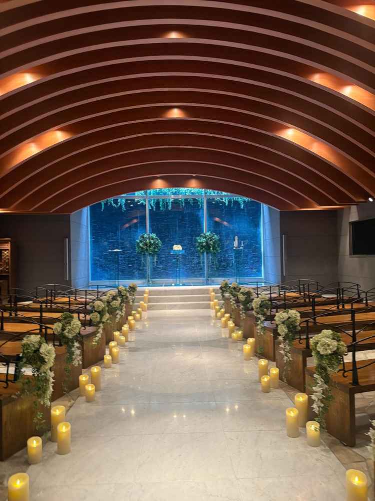 挙式会場。キャンドルの灯りが映えるシンプルな色合いの会場でした。