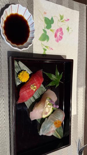 鮪・カンパチ・鯛のお寿司。上品で美味しかった。