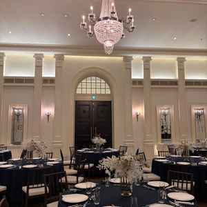 披露宴会場です。天井が高く、広さはあまりないですが、圧迫感がありませんでした。