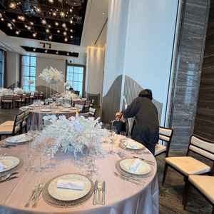 会場も綺麗。広い。天井高い。天井や窓の格子が黒いのだけ刺さらなかった。