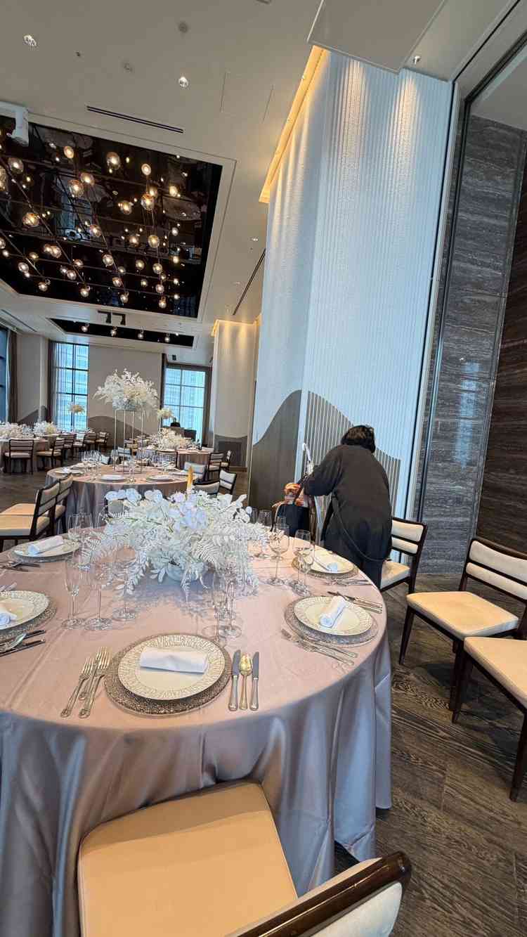 会場も綺麗。広い。天井高い。天井や窓の格子が黒いのだけ刺さらなかった。