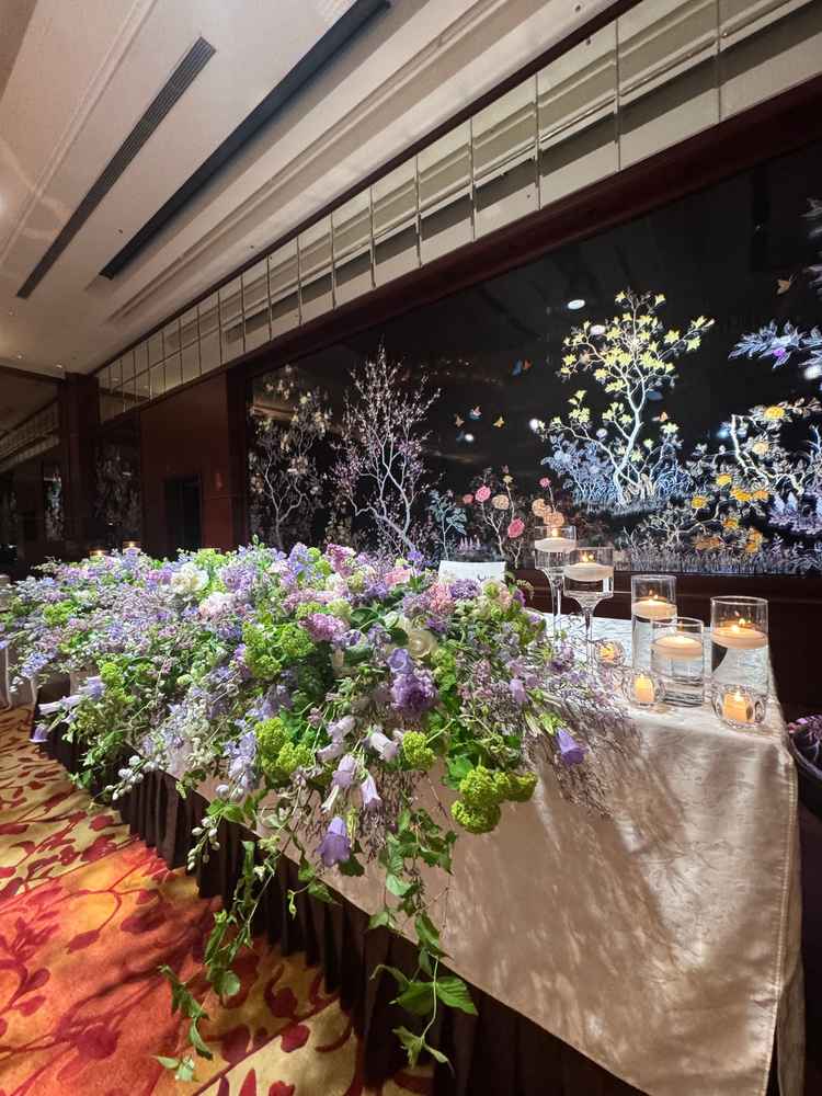 宴会披露宴会場はとても豪華、壁面の絵がとてもキレイで部屋の雰囲気をより際立たせていました