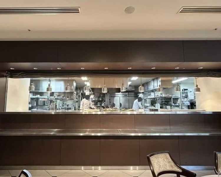 披露宴内にあるオープンキッチンです。サプライズ演出も使えるとの事で良かったです。