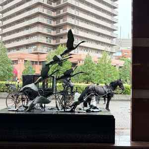 馬車。雨のため近くには行けなかったが可愛かった。