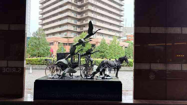 馬車。雨のため近くには行けなかったが可愛かった。