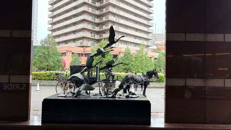 馬車。雨のため近くには行けなかったが可愛かった。