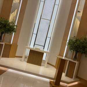 挙式会場の杜のチャペル。庭園をぬけた先にあるため特別感があり、光に感じが柔らかく、好印象でした。