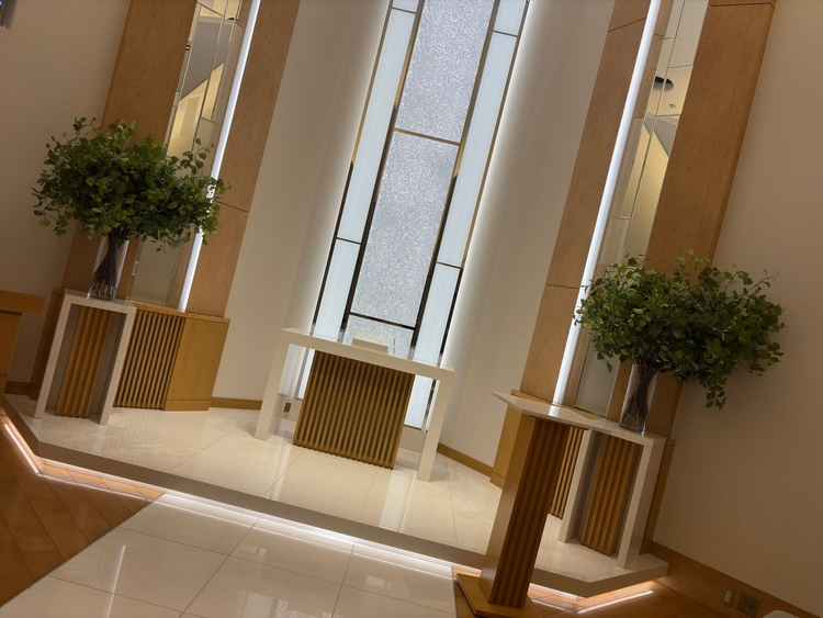 挙式会場の杜のチャペル。庭園をぬけた先にあるため特別感があり、光に感じが柔らかく、好印象でした。