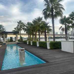 披露宴会場を出たところのプール。横浜の景色を一望できる。