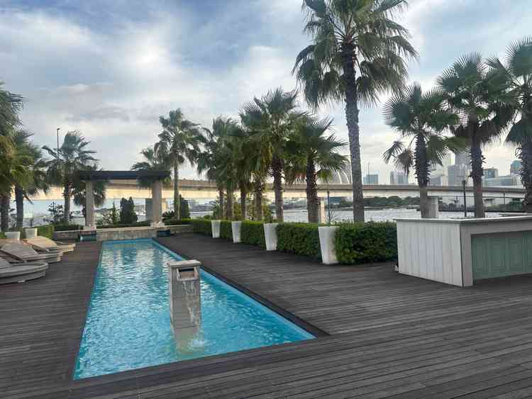 披露宴会場を出たところのプール。横浜の景色を一望できる。