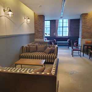 家族や友人の控室。おしゃれでリラックスできそうです。