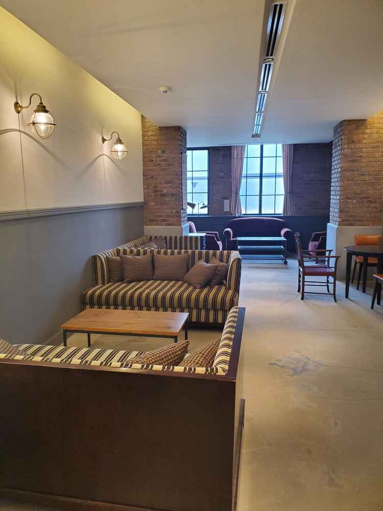 家族や友人の控室。おしゃれでリラックスできそうです。