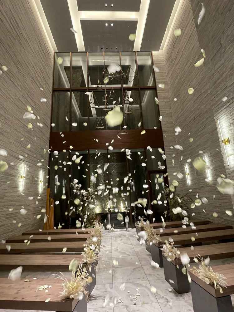 上からフラワーシャワーしてくれるオプションがあり、写真映えするとの事